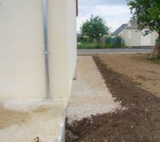 Allée calcaire le long du pignon.
Manque une couche de finition en 0/4