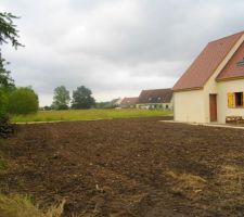 Vue sur jardin arrière de la maison