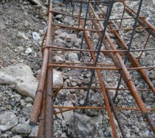 Ferraillage plant&eacute; dans le sol sans b&eacute;ton de propret&eacute;