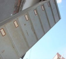 Une armoire que lon a laissé dans la chambre pendant toute le construction des traveaux elle a pas bougé