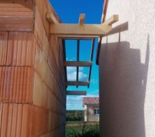 Début de la pose de la charpente.
Zoom sur la petite avancée de toit qui vient en mitoyenneté.