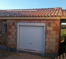 Pose de la charpente: stade final: tuiles.
Vue garage