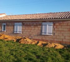 Pose de la charpente: stade final: tuiles.
Vue Nord