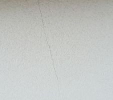 Fissures apparues a32 semaines 
Courrier AR 
Constructeur (Udino Raphaël ) en Rdv à la maison
Reprises du Crepis prévue   peinture pignon gris qui a des tâches blanches 
Mais confiance on attend 1 an comme proposé à l'issu du Rdv pour voir comment elles évoluent ! Quitte à refaire autant s'assurer que rien d'autre n'apparaît ?
Aujourd'hui courrier cf photo suivante!!