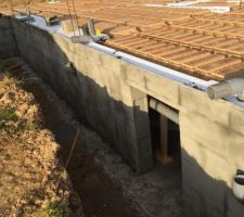 Création de la trappe de visite pour la future citerne de récupération d'eau.