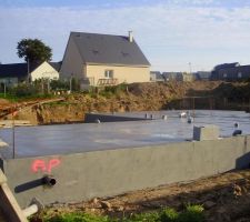 La dalla est coulée. Une semaine depuis le coulage des fondations. Ça avance.
