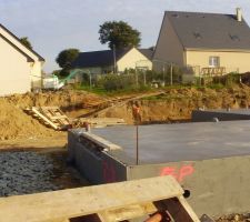 La dalla est coulée. Une semaine depuis le coulage des fondations. Ça avance.