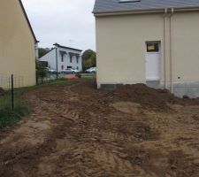Avec l'accord du voisin, le terrassier est passé par leur jardin
