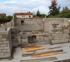 Montage des murs côté salon et salle à manger