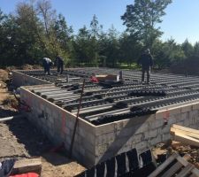 Pose du plancher, fourreaux et évacuations