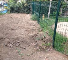 Les terres exercent une pression sur la clôture existante