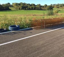 [quote] Voilà les premiers travaux. Le même jours le terrassier creuse et l'entreprise chargé des fondations attaque le béton avec les camions betonneuses...