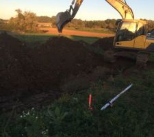 [quote] Voilà les premiers travaux. Le même jours le terrassier creuse et l'entreprise chargé des fondations attaque le béton avec les camions betonneuses...