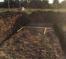 [quote] Voilà les premiers travaux. Le même jours le terrassier creuse et l'entreprise chargé des fondations attaque le béton avec les camions betonneuses...