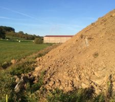 [quote] Voilà les premiers travaux. Le même jours le terrassier creuse et l'entreprise chargé des fondations attaque le béton avec les camions betonneuses...