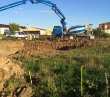 [quote] Voilà les premiers travaux. Le même jours le terrassier creuse et l'entreprise chargé des fondations attaque le béton avec les camions betonneuses...