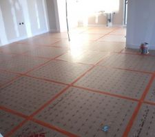 Pose de l'isolant avant plancher chauffant