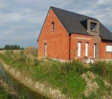 Devant de la maison avec les volets roulants installés