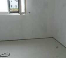 Voil&agrave; notre chambre enduite et ponc&eacute;e