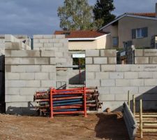 El&eacute;vation des murs c&ocirc;t&eacute; entr&eacute;e de la maison