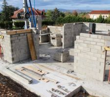 El&eacute;vation des murs c&ocirc;t&eacute; salle &agrave; manger, en attente du (grand) coffre tunnel de 4 m&egrave;tres !