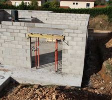 Installation du coffre tunnel du volet roulant du salon côté terrasse, coffrage et coulage des linteaux sur coffre tunnel