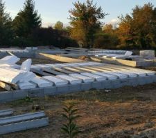 Mise en place du plancher
coté rue (on voit les sorties local technique et cuisine d ete)