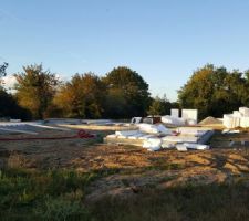 Mise en place du plancher
coté rue (on voit les sorties local technique et cuisine d ete)