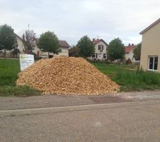 Le tas de concassé livré ce jour, annonce le démarrage imminent du chantier!