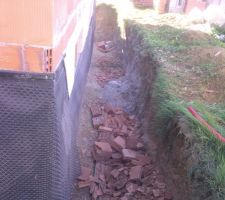 Pignon gauche aussi est un dépotoir pour surplus béton dalle et murs RDC