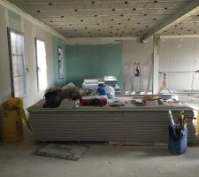 Vue de l'entrée avec salle de bain dans le fond