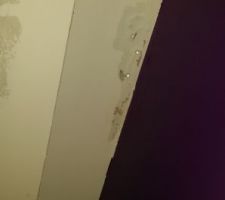 Et les premières galères arrivent... une fuite certainement au niveau de la baignoire..