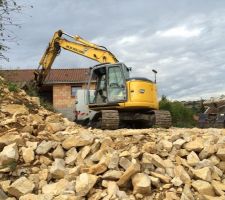 Futur Chemin d'accès à la maison barré par le trop plein de pierres...