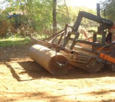 Il y a 3 engins successifs de torture :
- près des roues une petite herse, puis 2 rouleaux différents