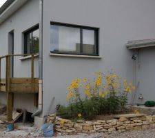 Montage de la coursive qui rejoint la cuisine à la terrasse arrière