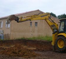 Les v&eacute;hicules creusent sur environ 1.8 m de pour le sous-sol semi enterr&eacute;