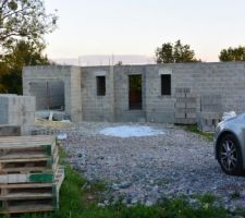 La dalle de l'&eacute;tage prend, bient&ocirc;t les pignons!