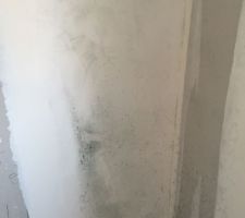Pour vous montrer comment c'était après qu'ils aient bloqué le chantier au moment de la chape liquide. depuis ils ont enduit pour tout cacher.