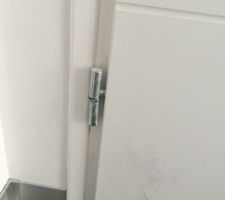 Gonds de la porte de service menant au garage