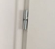 Gonds de la porte de service menant au garage