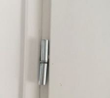 Gonds de la porte de service menant au garage