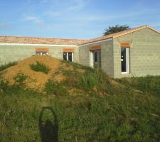 Un gros tas de terre qu'il va falloir faire retirer si on veut une terrasse