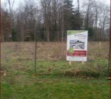 Le terrain et aussi la pancarte du constructeur