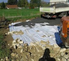 Préparation du terrain pour faciliter l'accès avec une toupi pour les fondations