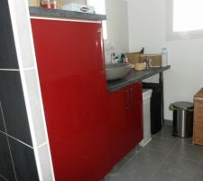 Salle d'eau avec meubles de cuisine