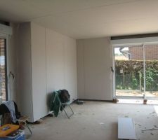 Pose d'isolant murs salon