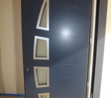 Porte d'entrée modèle Sillon de chez K.LINE couleur bleu Anthracite face extérieur et blanc face intérieure