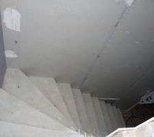 Escalier en béton menant à l'étage