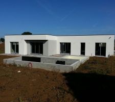 Façade sud, enduit gris alu 601, le reste en blanc Kaolin
