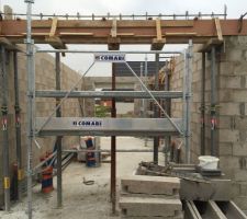 Vue traversante de la maison: du garage au nord vers le coin télé au sud